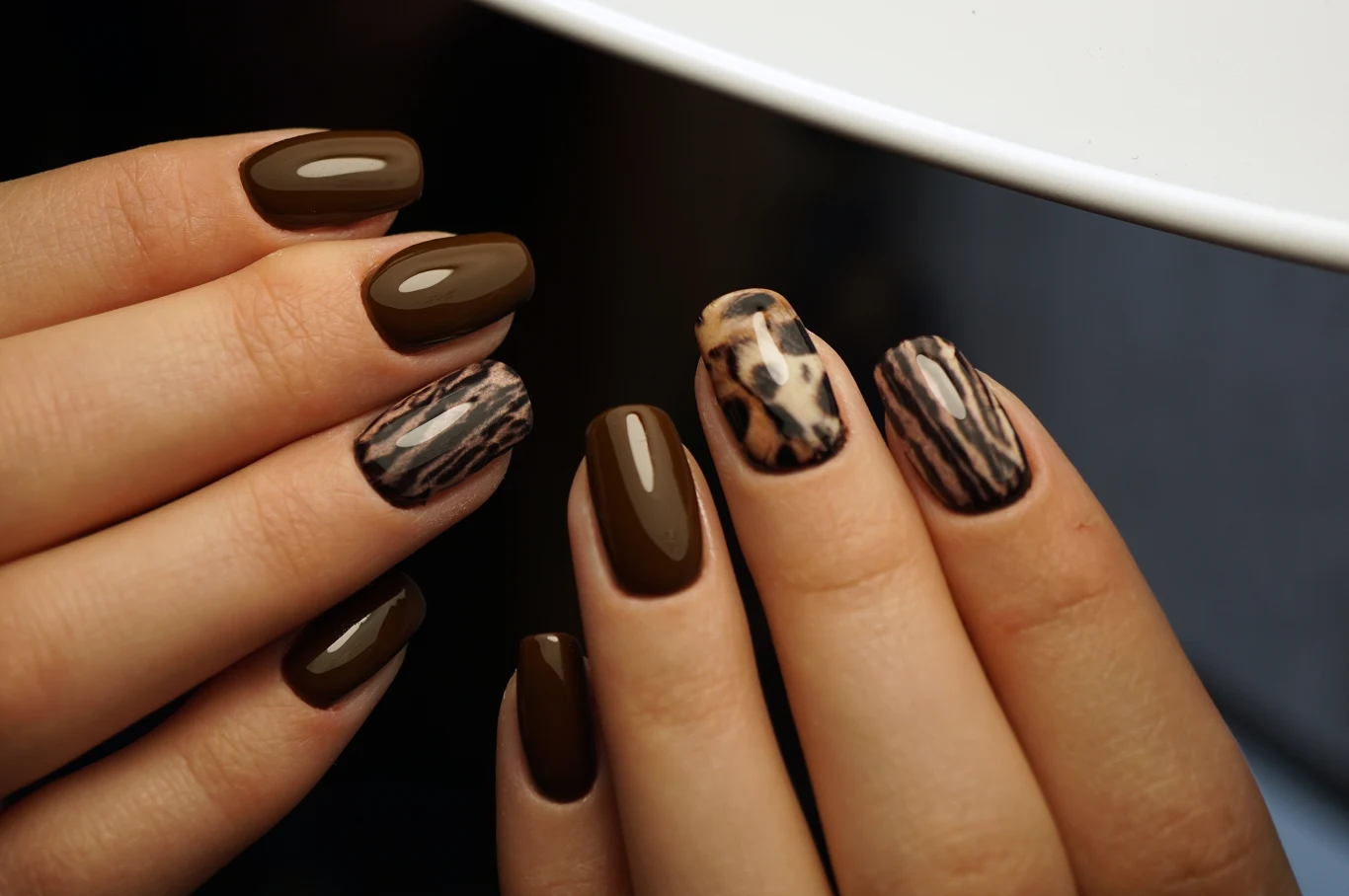 Wzory inspirowane skorupą żółwia można uwzględnić także tylko na jednym paznokciu. 