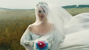 Margot Robbie w scenie z filmu "Wichrowe wzgórza"