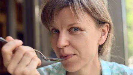 Ten olej posiada wiele cennych właściwości dla zdrowia. Wystarczy łyżeczka dziennie