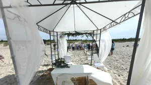 Biorą 9 tys. zł za ślub z księdzem w plenerze. Kościół go nie uzna