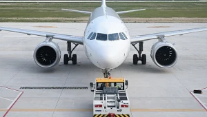 Uchodźcy utknęli na pokładzie samolotu. "Celowe działanie"