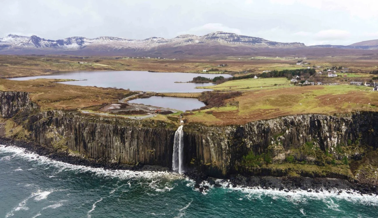Wodospad na Isle of Skye wpada bezpośrednio do morza