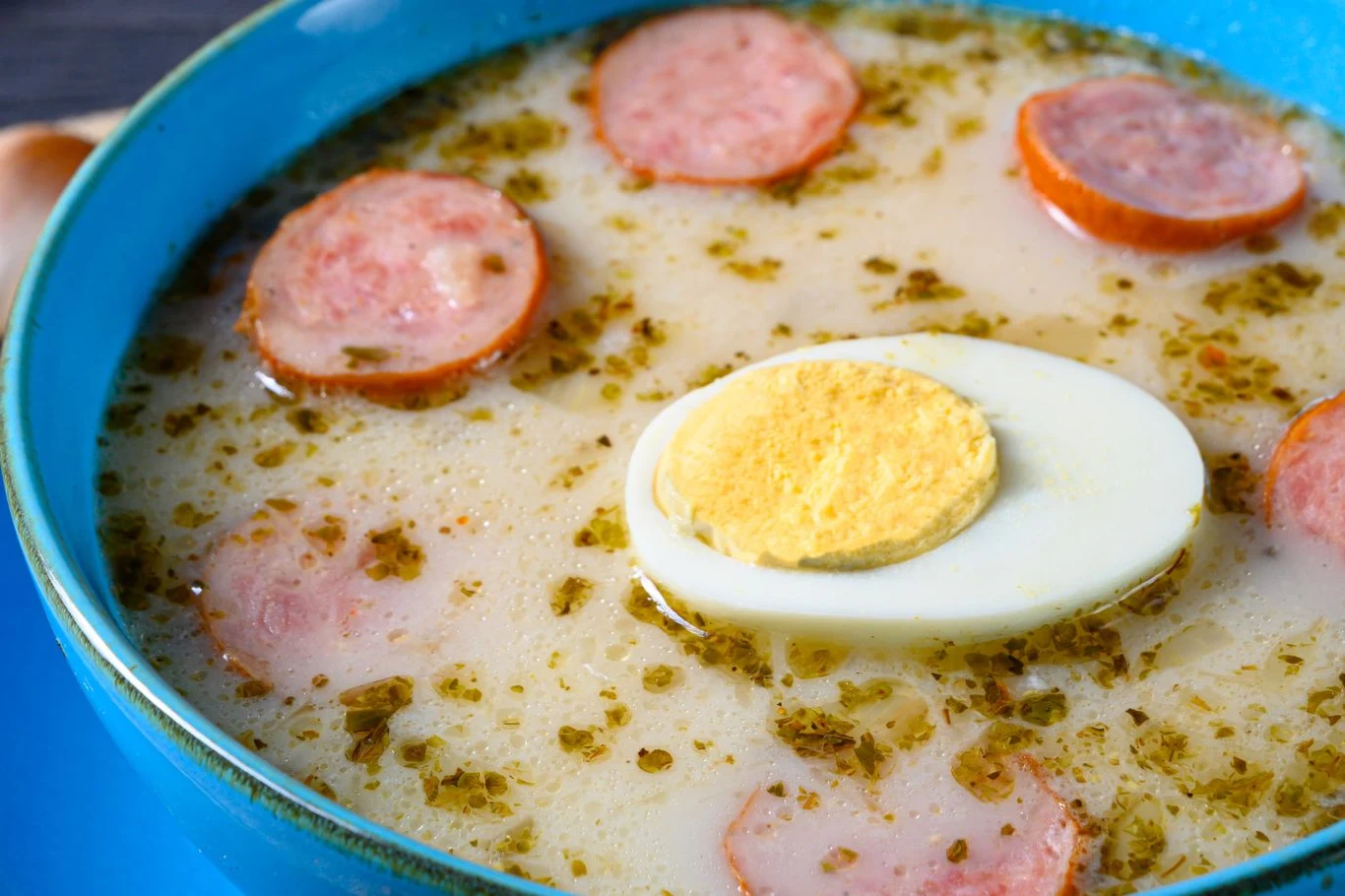 Żurek to kwaskowata zupa z dodatkami