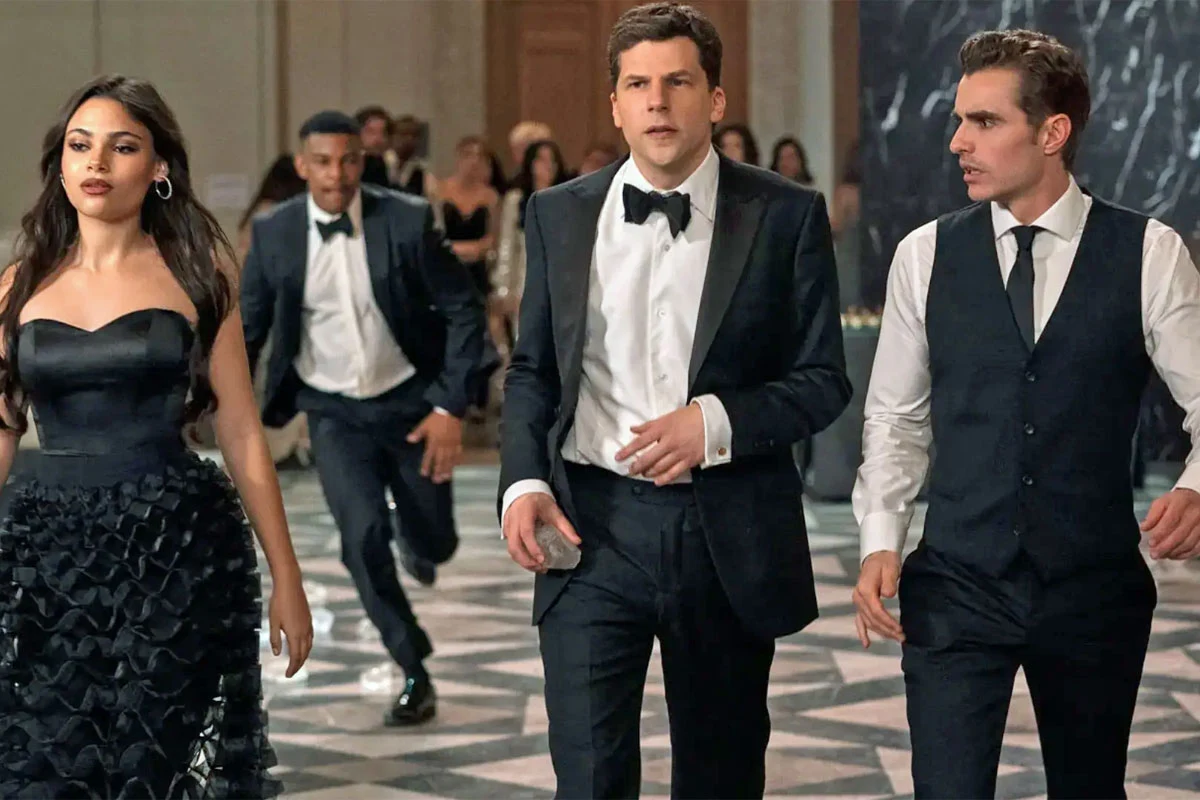 Ariana Greenblatt, Jesse Eisenberg i Dave Franco w scenie z filmu "Iluzja 3"