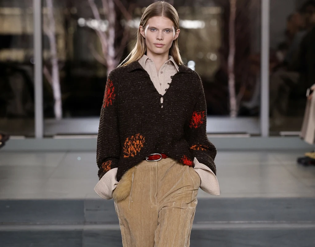 Sztruksowe spodnie to hit jesieni i zimy. Znalazły się w kolekcji m.in. amerykańskiej projektantki Tory Burch