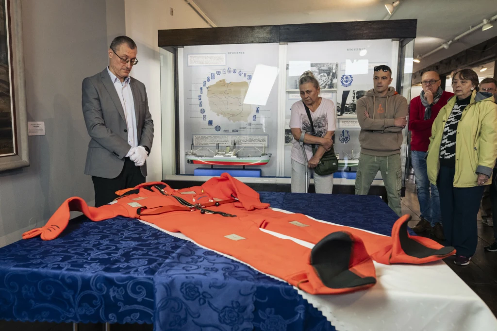 Katastrofa promu "Jan Heweliusz". W Muzeum Morskim w Gdańsku można obejrzeć m.in. kombinezon, który pomagał przeżyć rozbitkom 