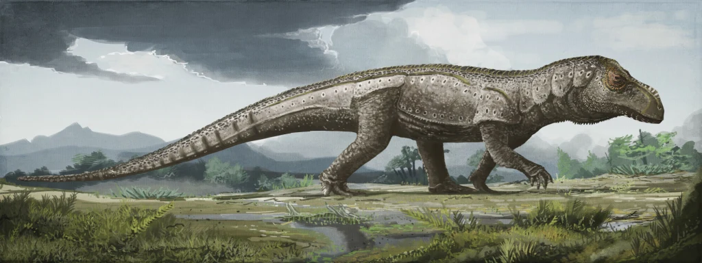 Duży prehistoryczny gad poruszający się po podmokłej równinie wśród niskiej roślinności, w tle ciemne chmury i odległe góry.