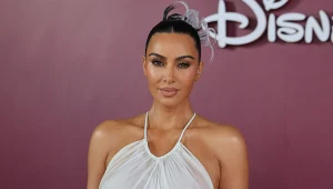 Kontrowersyjna suknia Kim z "jednej nitki". Patrzyli tylko na nią