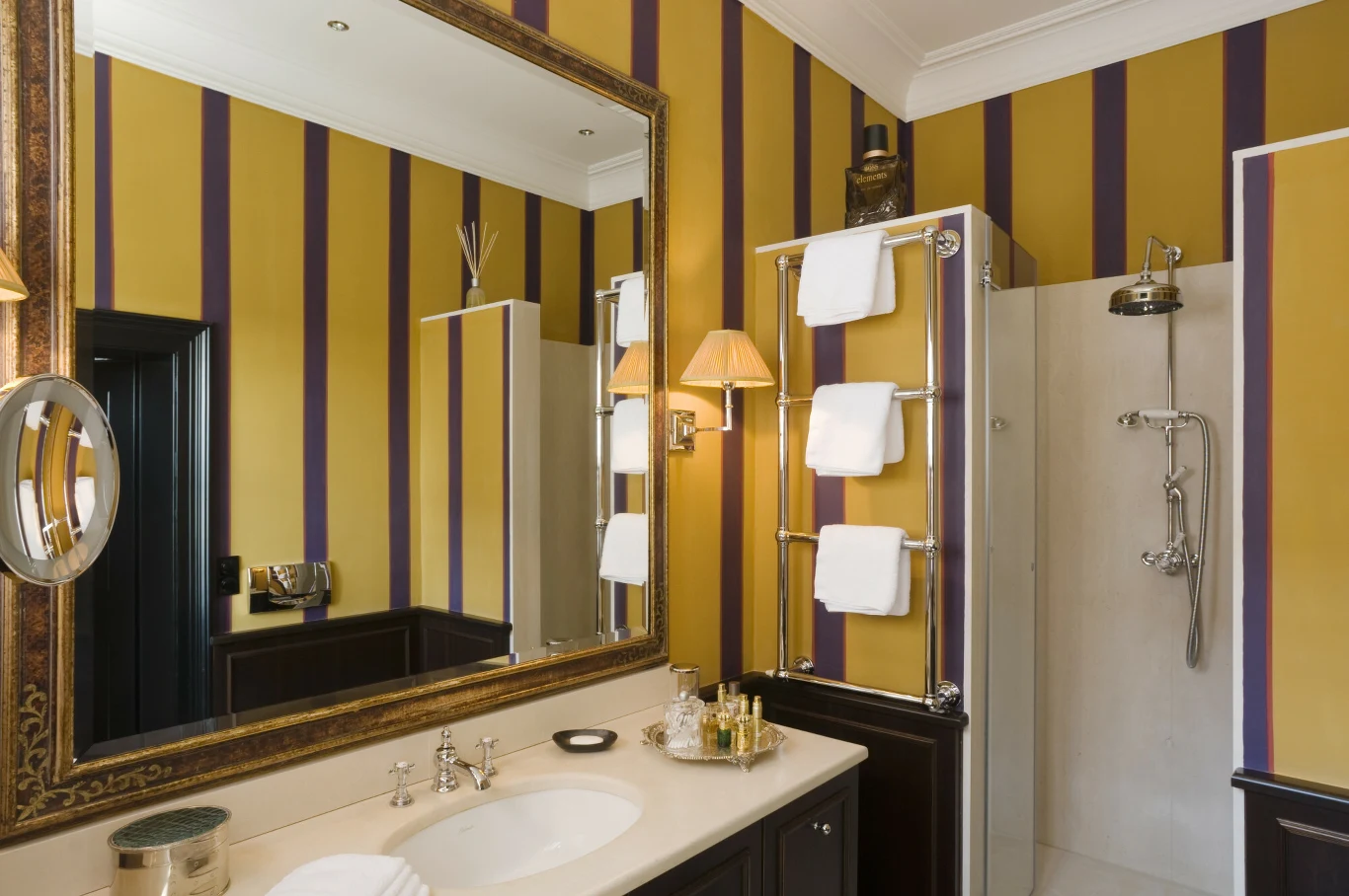 Tapety w paski świetnie wyglądają także w łazience