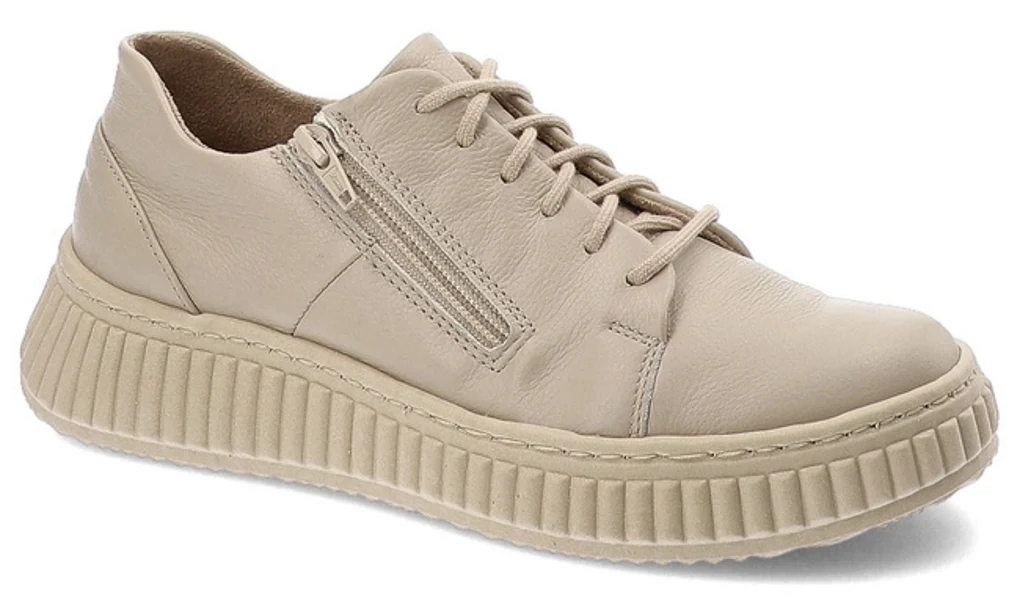 Sneakersy w odcieniach écru i cappuccino – modne i wygodne. Lekkie, elastyczne, znakomicie wyglądają w połączeniu z płaszczem lub długą marynarką Jasny sportowy but z wyraźnie fakturowaną podeszwą, sznurówkami oraz bocznym suwakiem, wykonany ze skóry, utrzymany w minimalistycznym stylu.