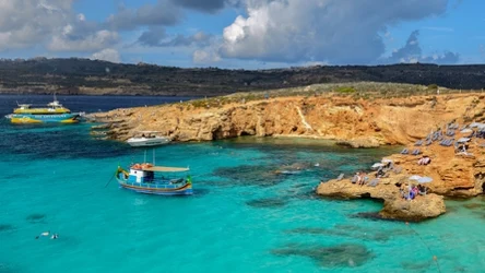 Rajska laguna w Europie. Turkusowa woda i tanie loty z Polski