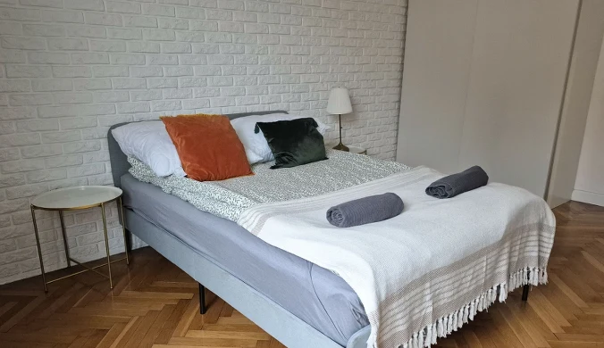 Najem krótkoterminowy wygrywa z hotelami. Koszty ponoszone przez właścicieli wynajmowanych mieszkań i apartamentów są nawet o połowę niższe od kosztów sieci hotelowych. Zdjęcie ilustracyjne.