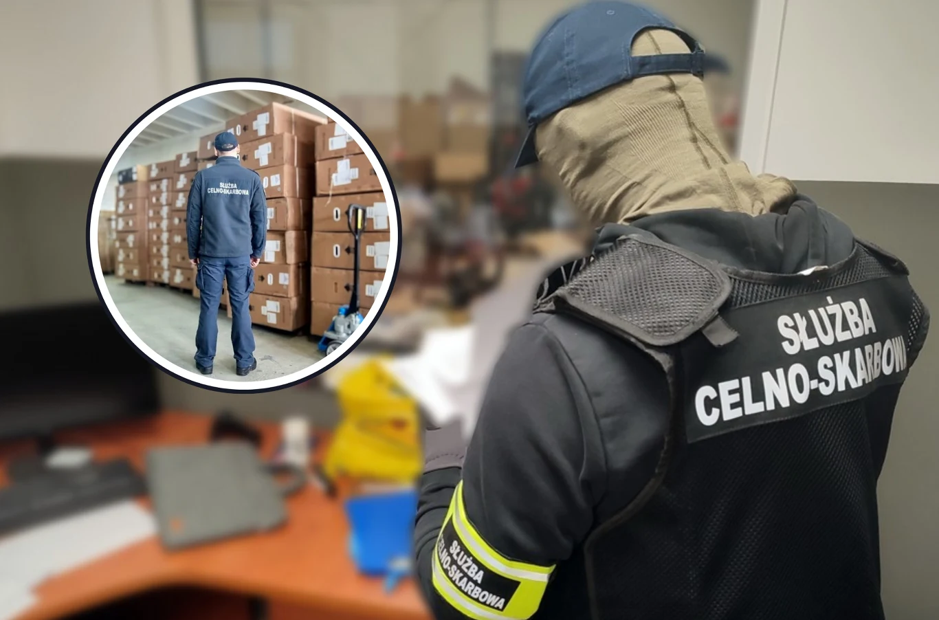 Masowy import z Chin bez podatku. Zabezpieczono tysiące rowerów i hulajnóg. Funkcjonariusz Służby Celno-Skarbowej ubrany w mundur i kamizelkę z napisem, wykonujący czynności służbowe w biurze. Wstawka pokazuje drugiego funkcjonariusza stojącego przed regałami pełnymi kartonów.