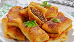 Naleśniki z mięsem mielonym to klasyczny obiad dla całej rodziny