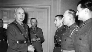 Naczelny Wódz Kazimierz Sosnkowski wśród żołnierzy
