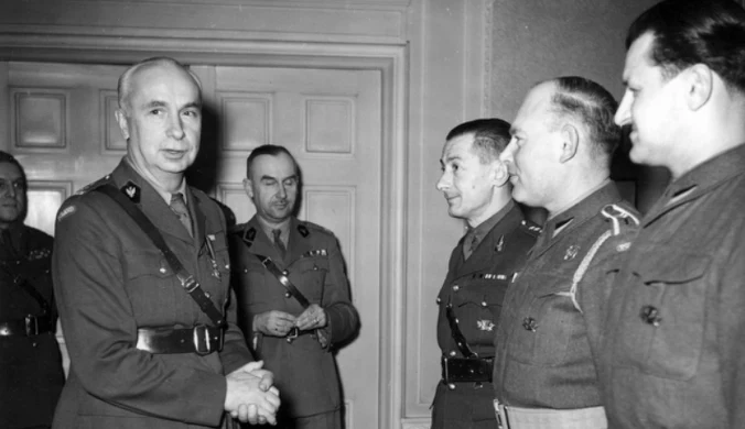 Chcieli zatrzymać najwyższego stopniem. Generał ścigany przez dwie armie