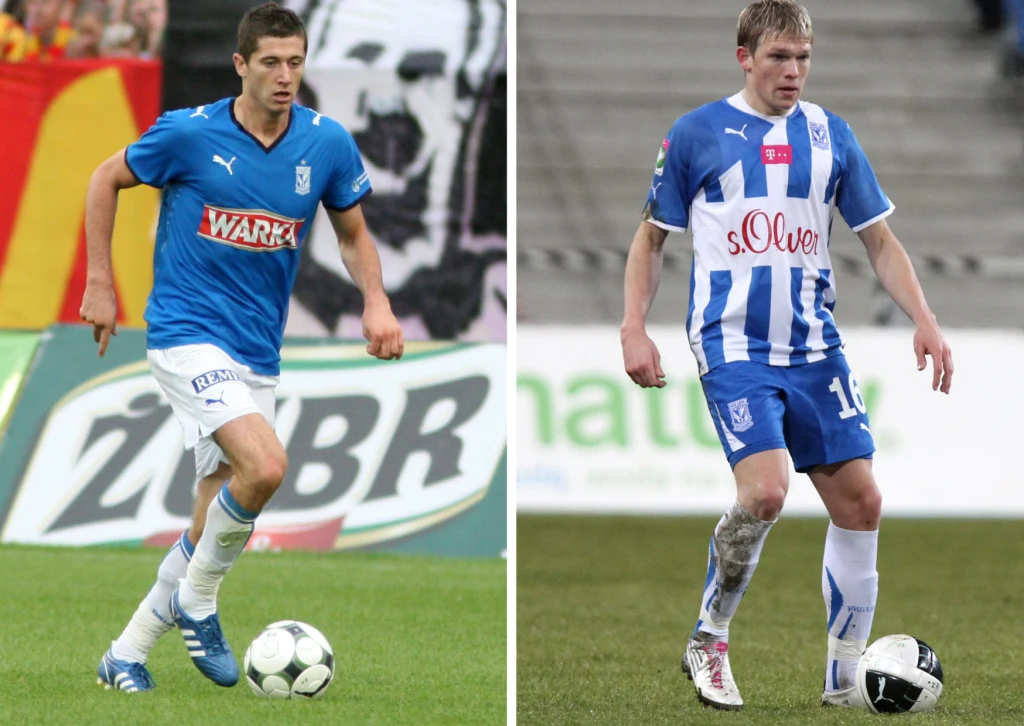 Po odejściu Roberta Lewandowskiego z Lecha Poznań godnym następcą okazał się Artjoms Rudnevs Dwóch piłkarzy w niebiesko-białych strojach drużyny Lech Poznań prowadzi piłki na boisku podczas meczu. Obaj skupieni są na grze, w tle widoczne są reklamy i trybuny.