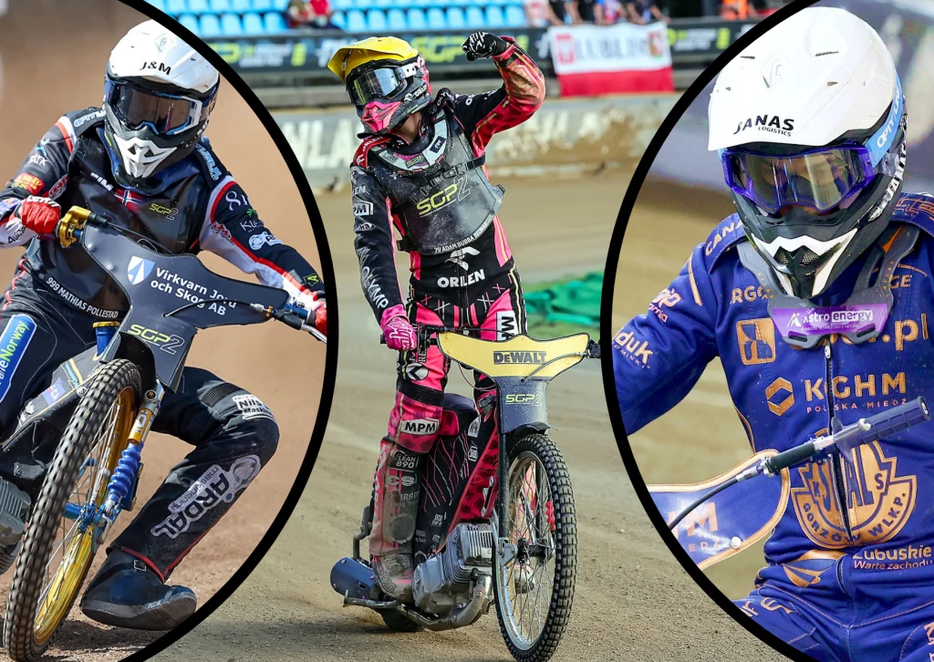 Trzech żużlowców w pełnym wyposażeniu, jadących na motocyklach po torze, wyraźnie oddzielonych trzema czarnymi liniami. Każdy zawodnik ma na sobie inny strój oraz kask, dominują kolory czarny, różowy i niebieski. W tle widoczne trybuny oraz fragmenty t...