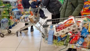 Trzy pracujące niedziele za wolną Wigilię? Pracownicy handlu się pieklą