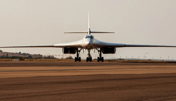 Rosja militarnie wypiera kraje Zachodu z Afryki. Na zdj. TU-160 na jednym z afrykańskich lotnisk