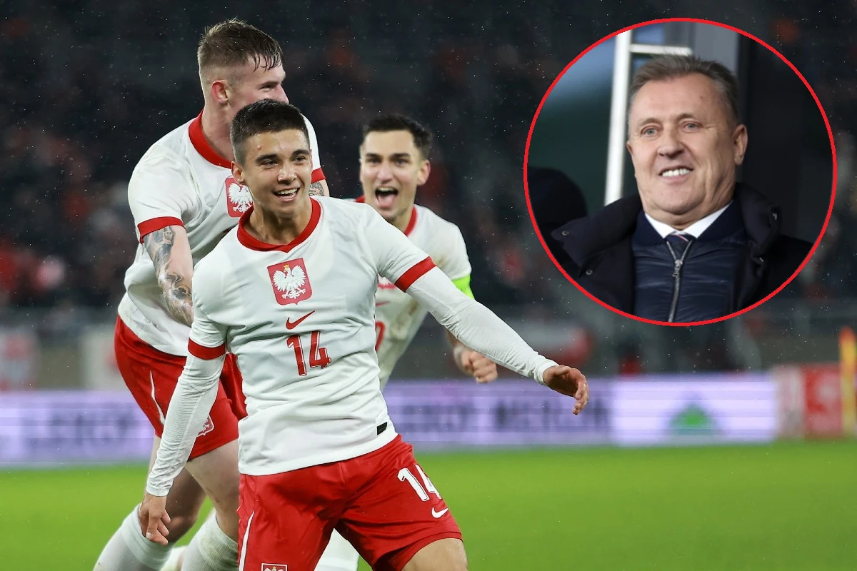 Cezary Kulesza, reprezentacja Polski U-21 Radość polskich piłkarzy podczas meczu, na pierwszym planie zawodnik w koszulce z numerem 14, dookoła cieszący się koledzy z drużyny, w okręgu portret uśmiechniętego mężczyzny w garniturze i płaszczu.