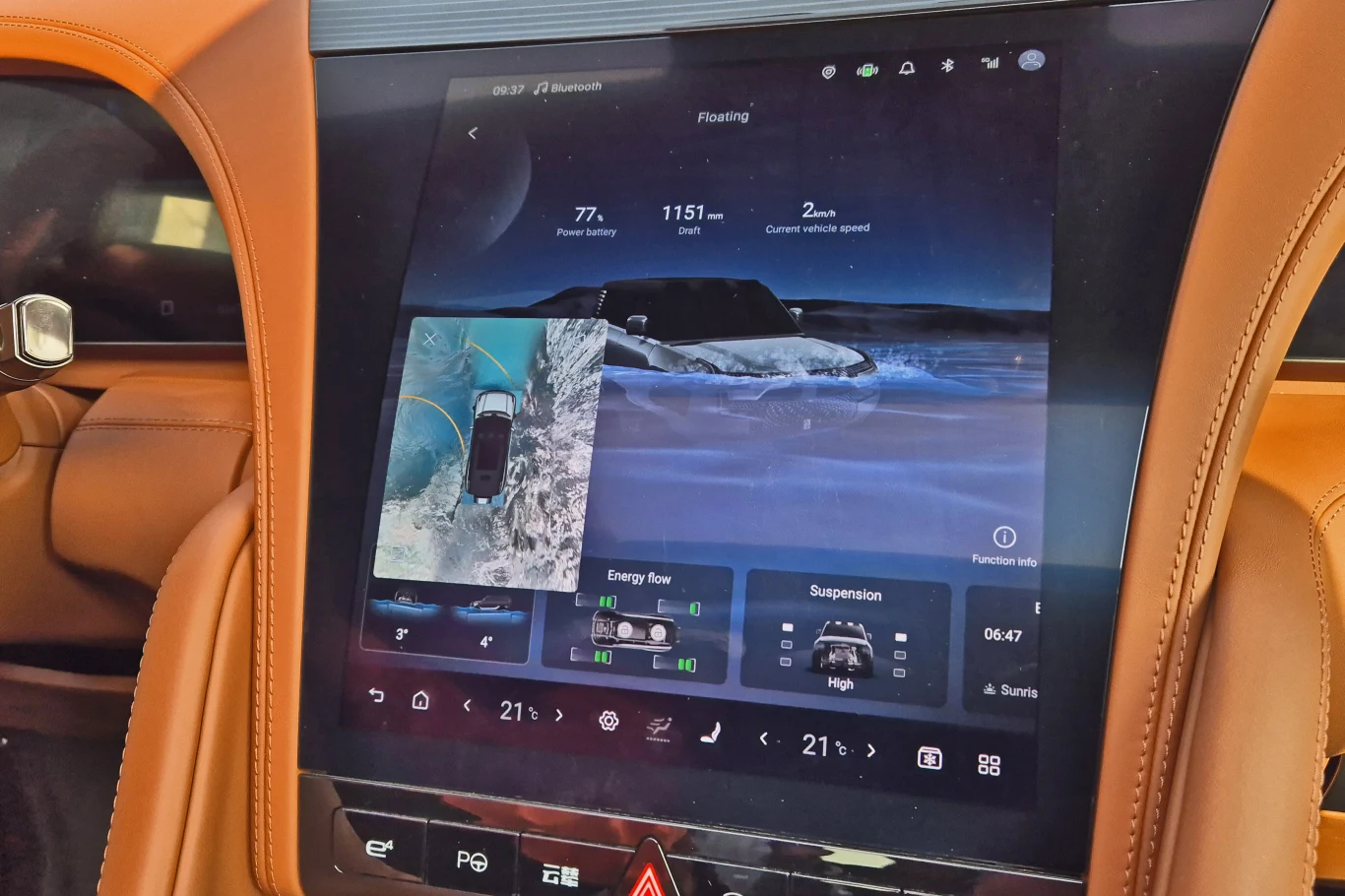 Na centralnym ekranie aktywuje się tryb pływania i można śledzić status pojazdu oraz widok z kamer Yangwang U8