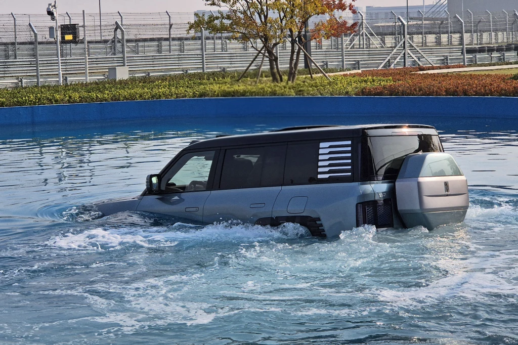 Yangwang U8 potrafi całkiem szybko zawracać w wodzie Yangwang U8