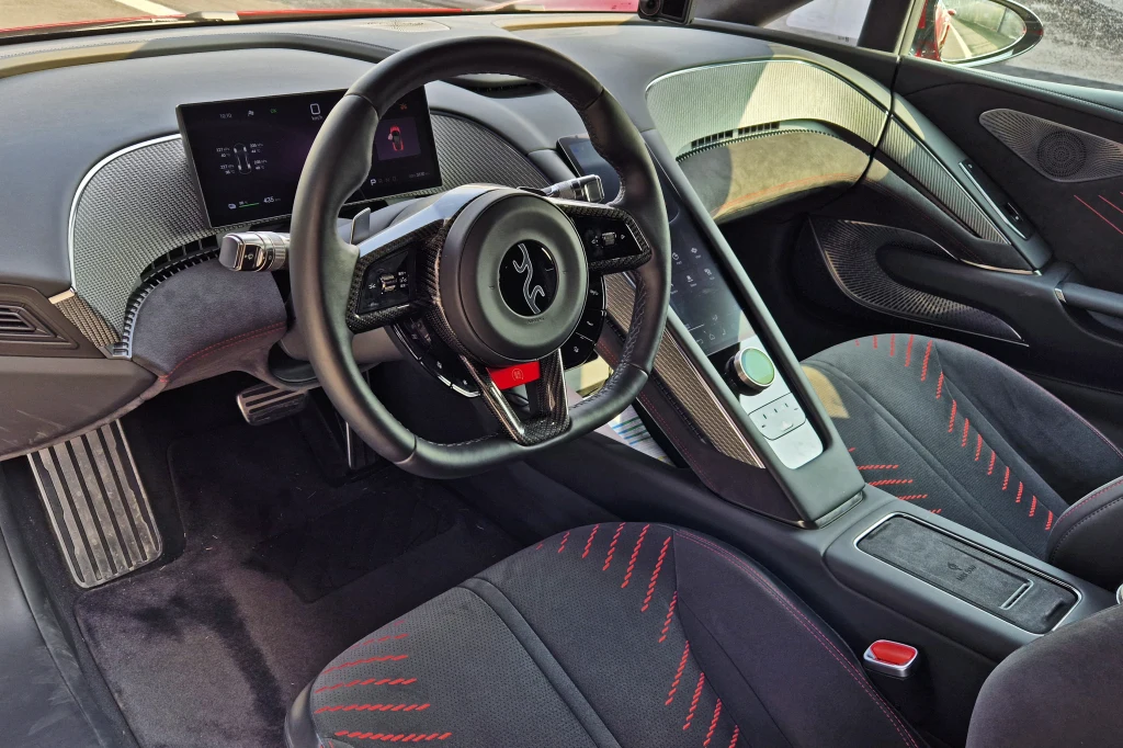 Wnętrze Yangwanga U9 zaprojektowano bardzo minimalistycznie Luksusowe wnętrze sportowego samochodu z wyrazistą kierownicą ozdobioną logotypem czarnego konia, bogatą deską rozdzielczą z cyfrowym wyświetlaczem oraz wygodnymi fotelami z czerwonymi przeszyciami.