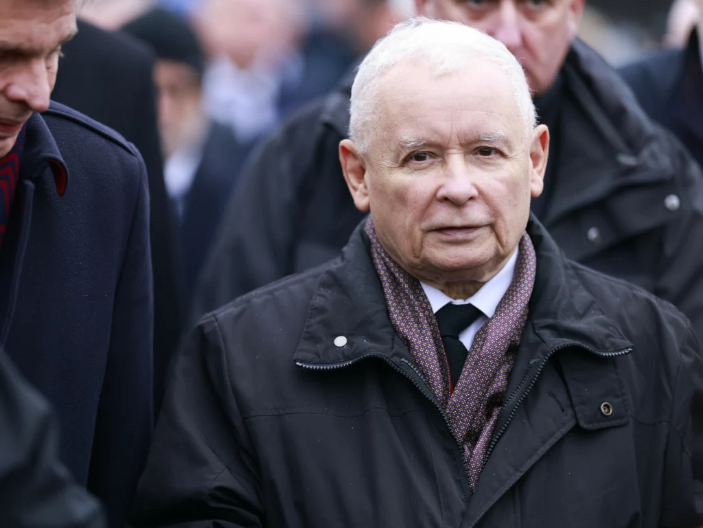 Sąd zdecydował w sprawie Zbigniewa Komosy przeciwko Jarosławowi Kaczyńskiemu Starszy mężczyzna w ciemnym płaszczu i szaliku, otoczony przez innych ludzi, patrzy poważnie w kierunku obiektywu.