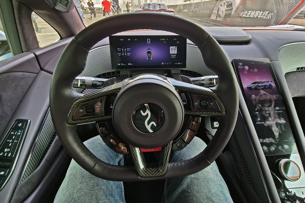 Kierowca Yangwanga U9 ma przed sobą ekran wskaźników o przekątnej 10,25 cala, zaś centralny, wyjątkowo wysoki i wąski wyświetlacz ma 12,3 cala Yangwang U9