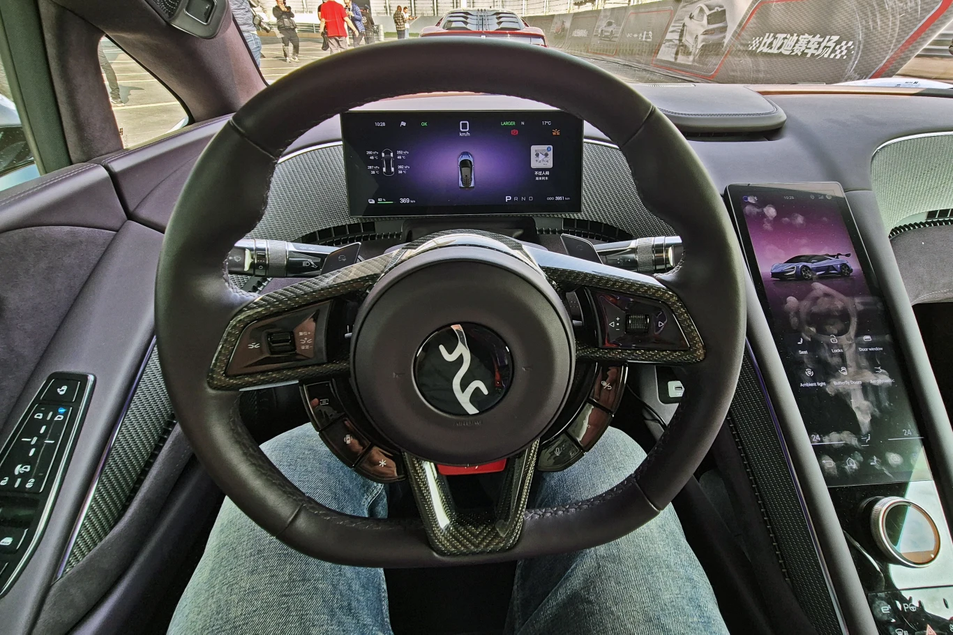 Kierowca Yangwanga U9 ma przed sobą ekran wskaźników o przekątnej 10,25 cala, zaś centralny, wyjątkowo wysoki i wąski wyświetlacz ma 12,3 cala Yangwang U9