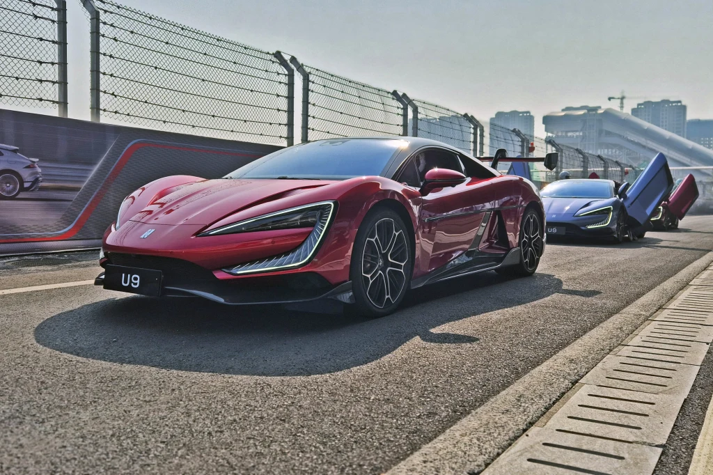 Yangwang U9 robi na żywo bardzo duże wrażenie Yangwang U9