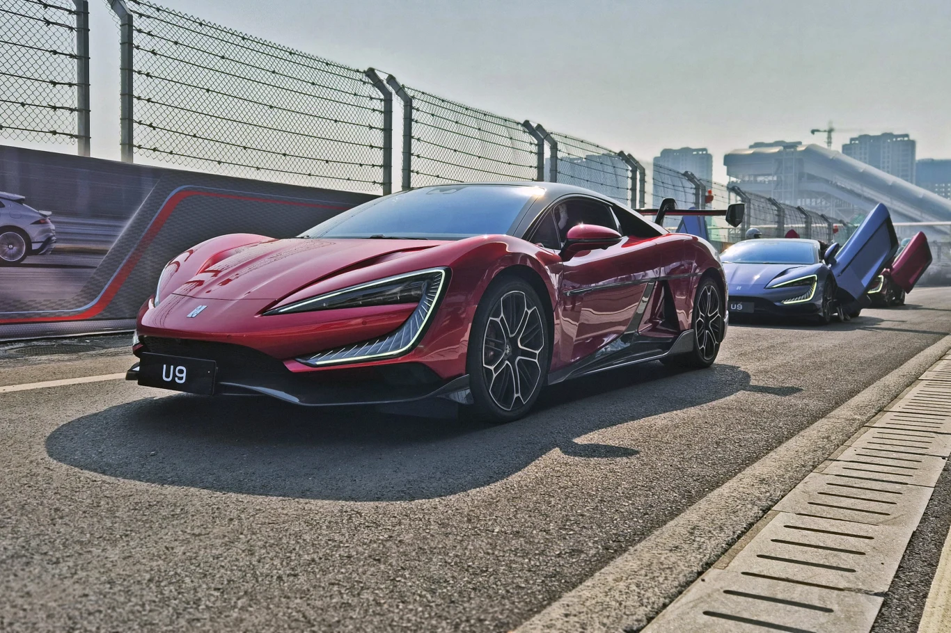 Yangwang U9 robi na żywo bardzo duże wrażenie Yangwang U9