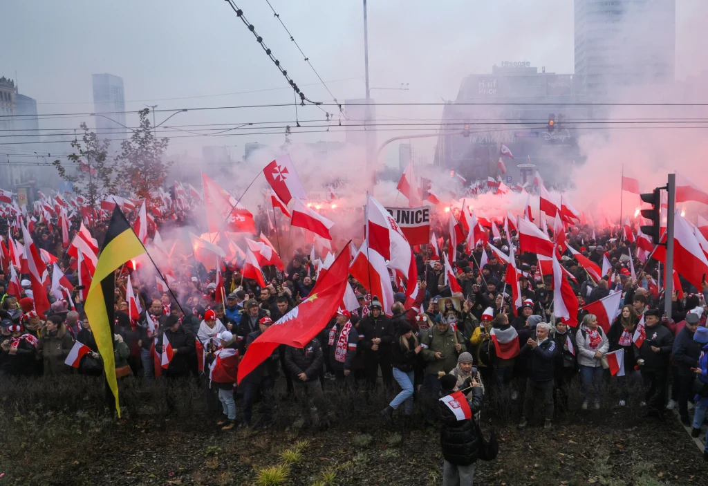 Norwegowie przepraszają za materiał o Marszu Niepodległości. Jedno określenie było "nieuzasadnione" Tłum ludzi trzymających biało-czerwone flagi oraz transparenty, dym z rac wypełniający przestrzeń, rzędy ludzi gęsto zgromadzone przy torach tramwajowych na tle miejskiej zabudowy.