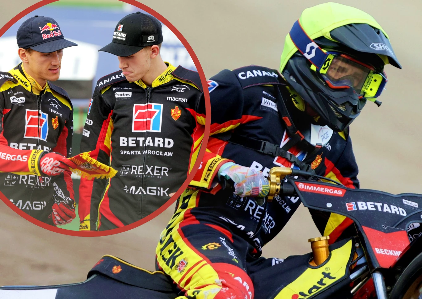 William Drejer trafił na wypożyczenie do Polonii Piła Zawodnik klubu żużlowego Betard Sparta Wrocław podczas jazdy na motocyklu na torze żużlowym, ubrany w profesjonalny strój ochronny z kaskiem, a w okrągłym wstawieniu dwóch innych zawodników tej samej drużyny rozmawia ze sobą.