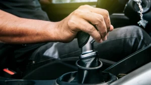 Jak prawidłowo hamować silnikiem? Oszczędzaj paliwo i hamulce.