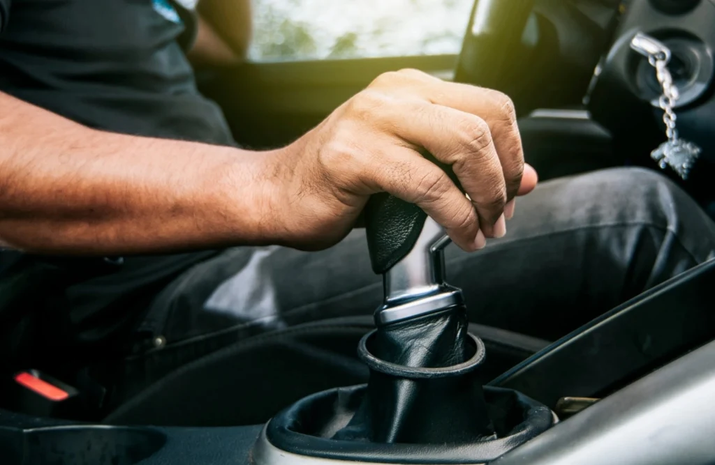 Hamowanie silnikiem zwykle jest zalecanym sposobem zmniejszania prędkości pojazdu. W niektórych przypadkach może się to jednak skończyć mandatem Hamowanie silnikiem zwykle jest zalecanym sposobem zmniejszania prędkości pojazdu. W niektórych przypadkach może się to jednak skończyć mandatem