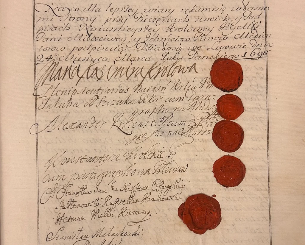 Rękopis dokumentu pisanego po polsku z widocznymi charakterystycznymi podpisami oraz pięcioma czerwonymi pieczęciami woskowymi umieszczonymi wzdłuż prawego marginesu.