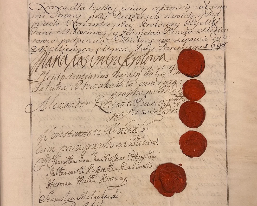 Rękopis dokumentu pisanego po polsku z widocznymi charakterystycznymi podpisami oraz pięcioma czerwonymi pieczęciami woskowymi umieszczonymi wzdłuż prawego marginesu.