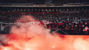 Kibice podczas meczu Polska - Holandia rzucali racami
