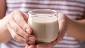 Zobacz, dlaczego wieczorem warto pić mleko z gałką muszkatołową?