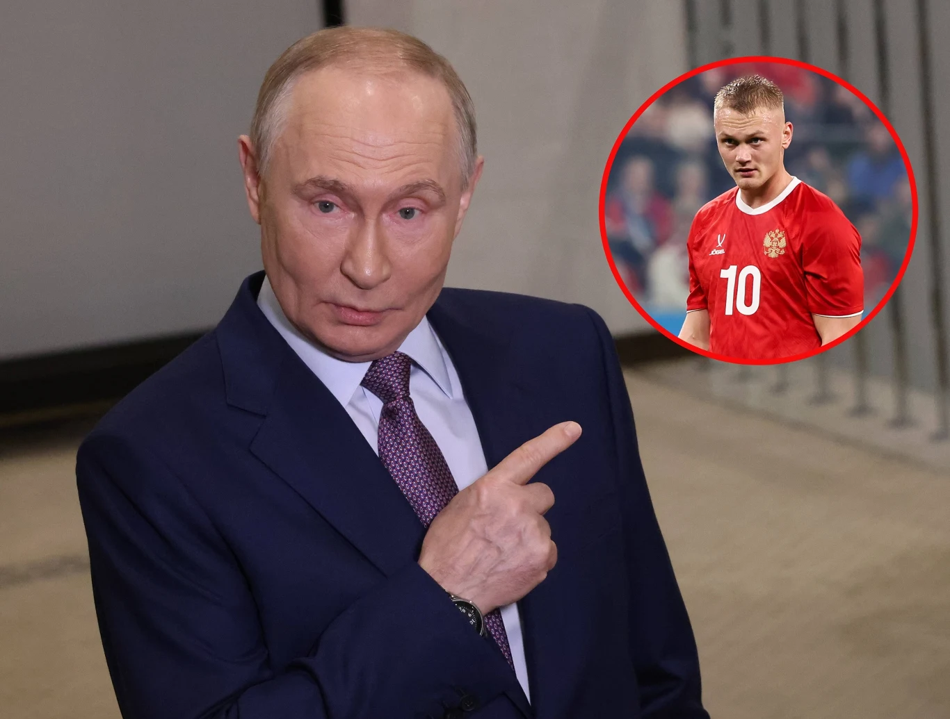 Władimir Putin i Konstantyn Tjukavin Mężczyzna w garniturze wskazuje palcem, w tle okrągłe wstawienie z piłkarzem w czerwonej koszulce z numerem 10.