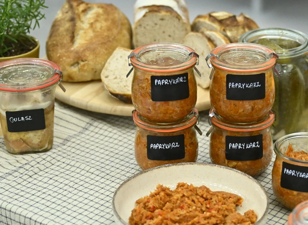Domowe przetwory mięsne w słoikach
