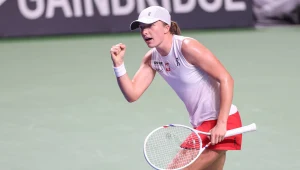 Świątek wsparła się na rakiecie, ludzie wstali. Polka zwróciła się do fanów