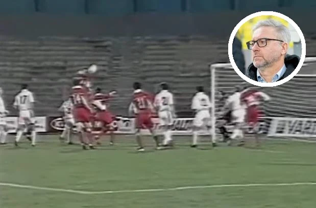 Męczarnie Polaków na Malcie. Gol w 90. minucie, Brzęczek tylko patrzył z ławki rezerwowych Grupa piłkarzy w czerwonych i białych strojach walczy o piłkę podczas dośrodkowania pod bramką na stadionie. W rogu zdjęcia znajduje się wstawka z portretem starszego mężczyzny w okularach.