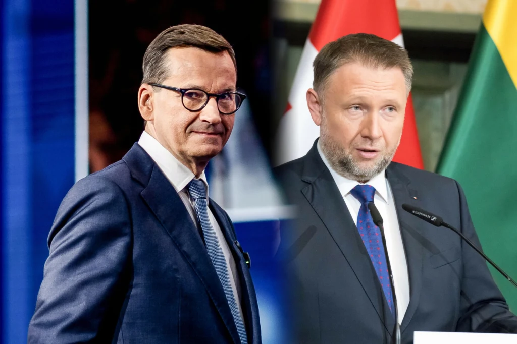 Groźby wobec Karola Nawrockiego. Kierwiński ostro po słowach Morawieckiego Dwóch mężczyzn w garniturach pozuje na tle flag narodowych, jeden stoi przy mównicy i mikrofonie, drugi odwrócony na tle niebieskiego ekranu.