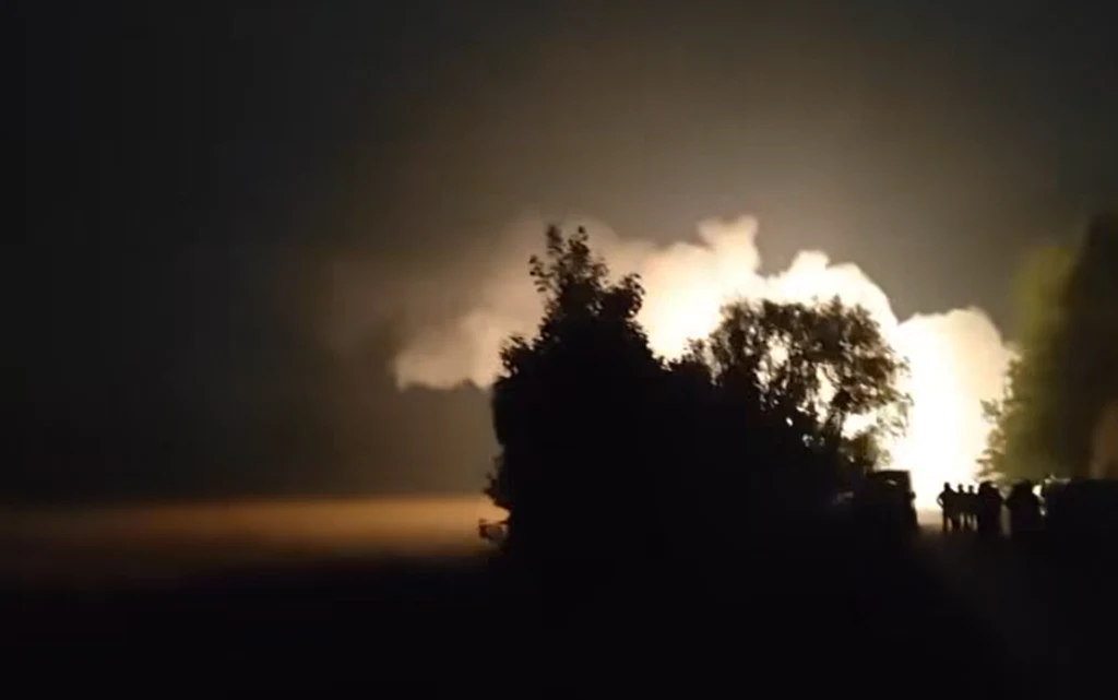 Ukraińskie ataki rozświetliły niebo. Precyzyjne uderzenia w rafinerię, stację pomp paliw i smarów oraz bazę dronów Ukraińskie ataki rozświetliły niebo. Precyzyjne uderzenia w rafinerię, stację pomp paliw i smarów oraz bazę dronów