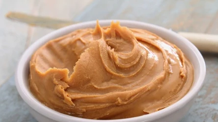 Choć jest kaloryczne, to zawiera duże ilości cennego białka. Bez obaw możesz zjeść 2 łyżki dziennie.