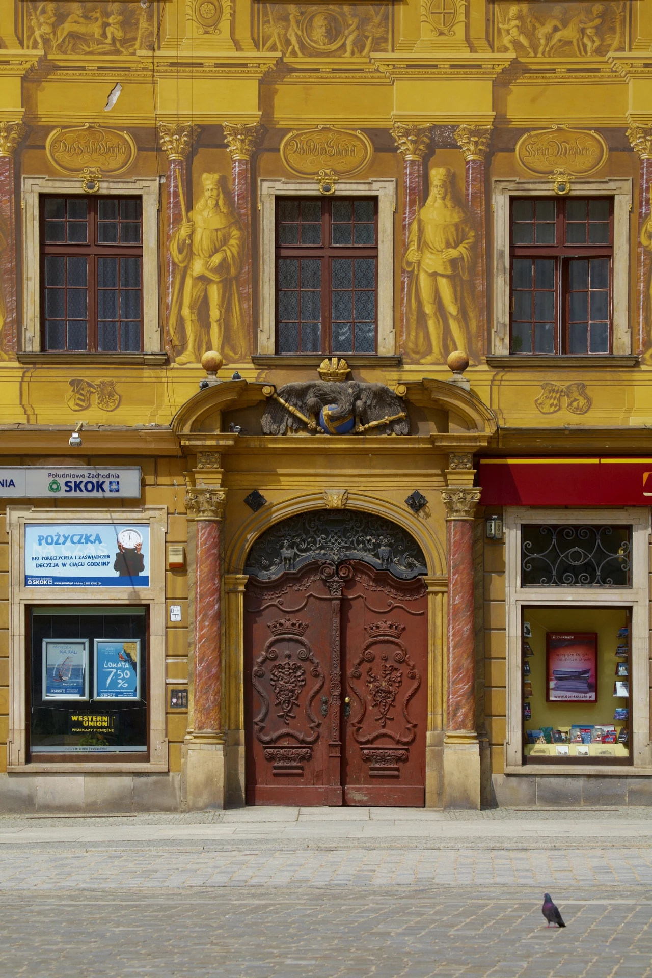 Przez wieki kamienica była przebudowywana, modernizowana i ozdabiana, dzięki czemu dziś można podziwiać jej renesansowy blask.