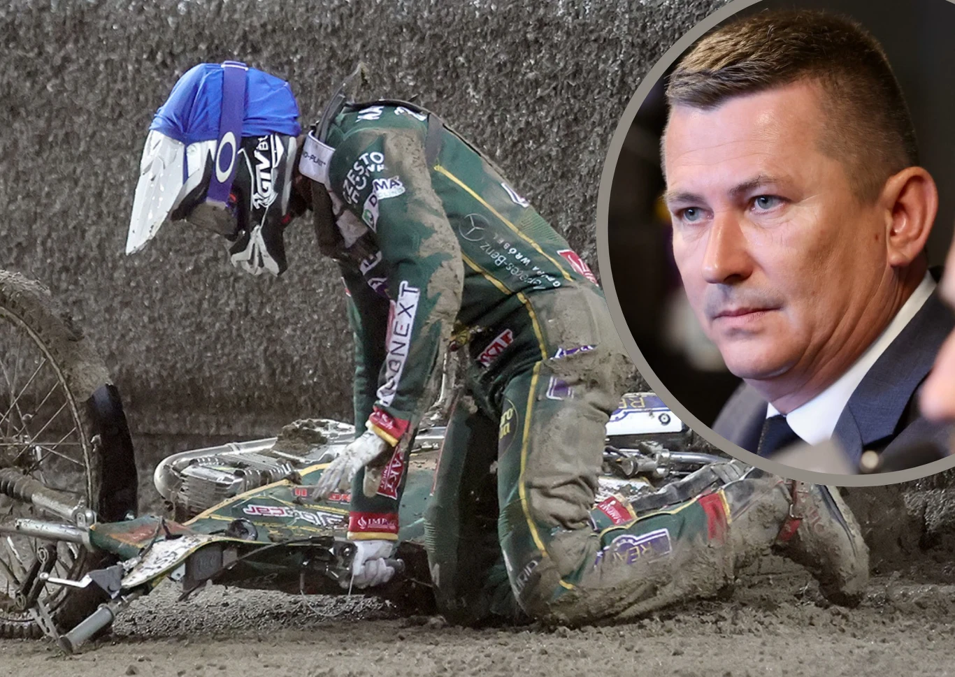 Żużlowiec w pełnym kombinezonie i kasku klęczy przy przewróconym motocyklu na torze, w prawym górnym rogu widoczna twarz zamyślonego mężczyzny.